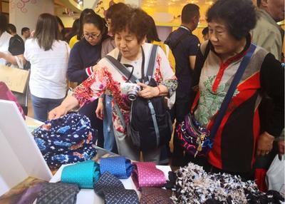 蘭州交通大學(xué)染纈藝術(shù)研究所文創(chuàng)產(chǎn)品亮相第十二屆中國(guó)藝術(shù)節(jié)演藝及文創(chuàng)產(chǎn)品博覽會(huì)